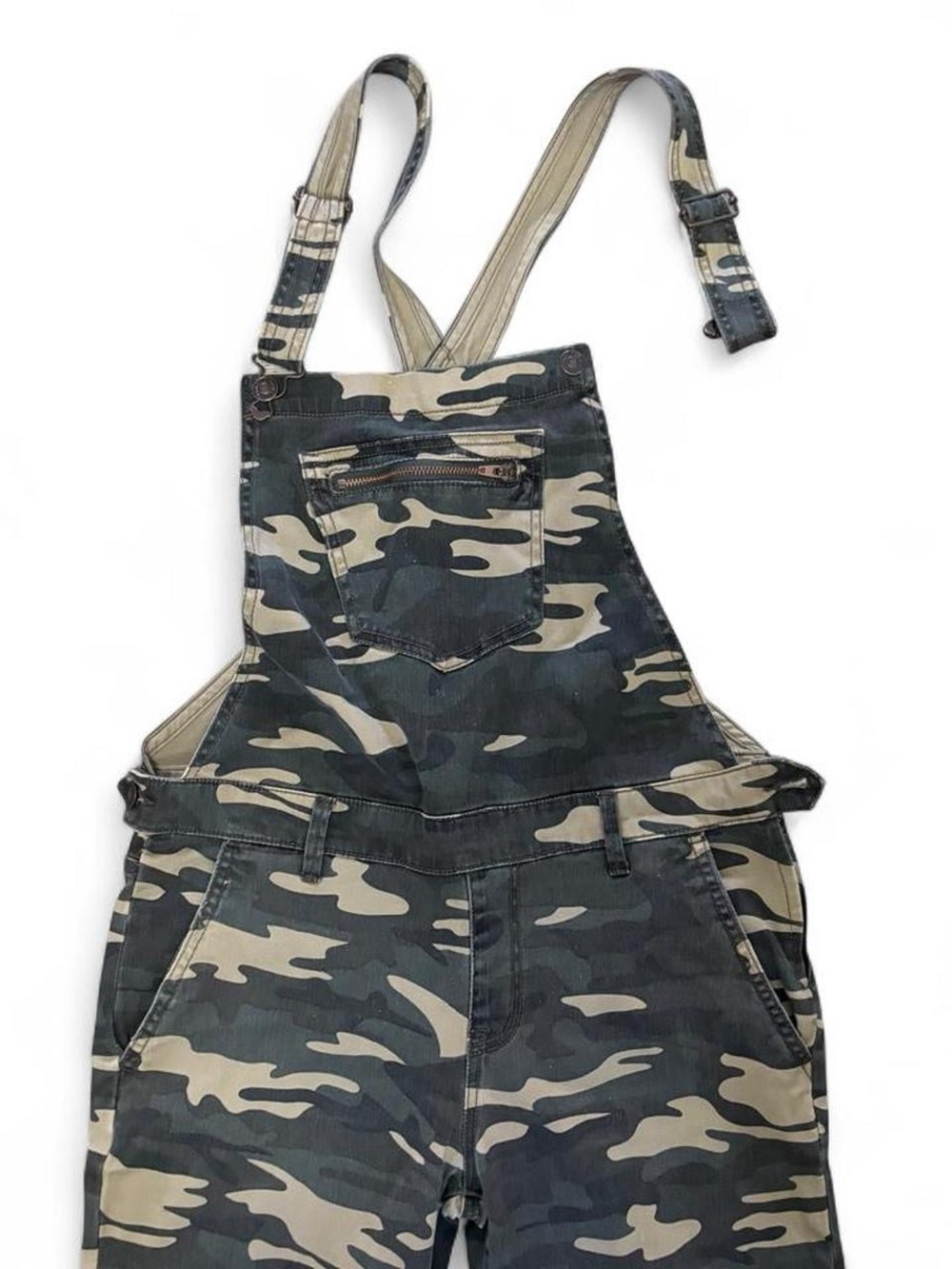 ✨Forever 21 camo overalls in a size29 ✨ - Picture 2 of 5